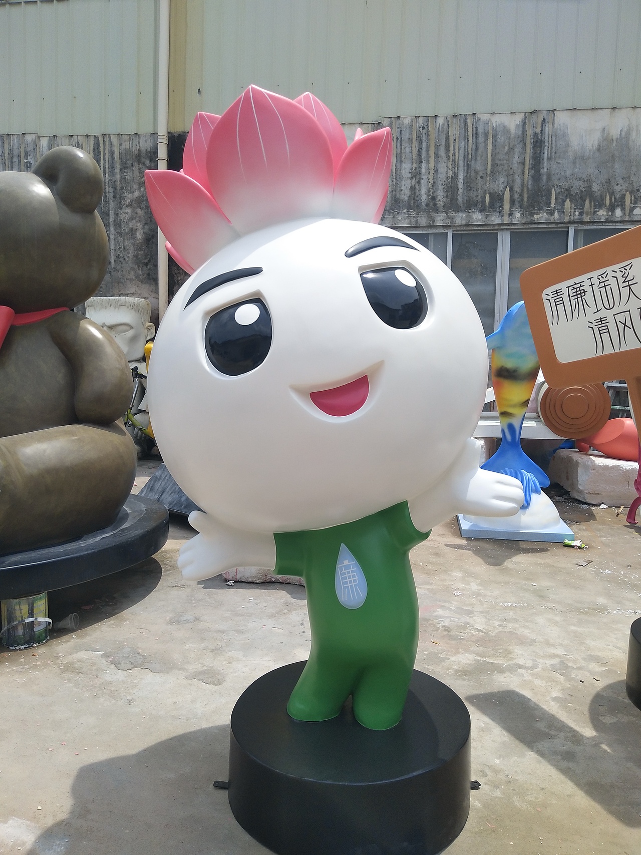 企业品牌IP形象公仔吉祥物定制玻璃钢花朵卡通造型雕塑