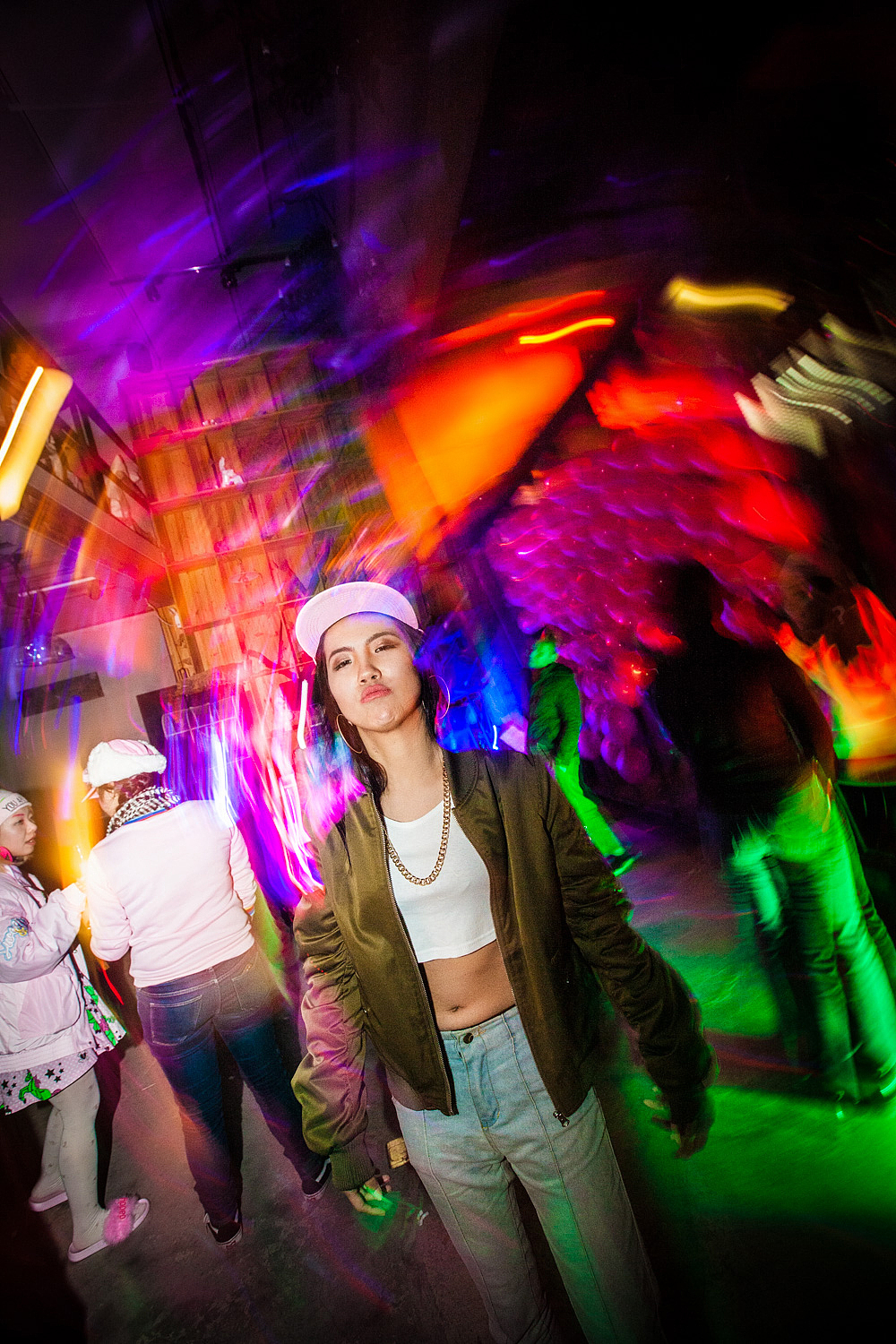 还拍 ~~你死定了.你知道我这是什么手势么,,剪!刀!手!