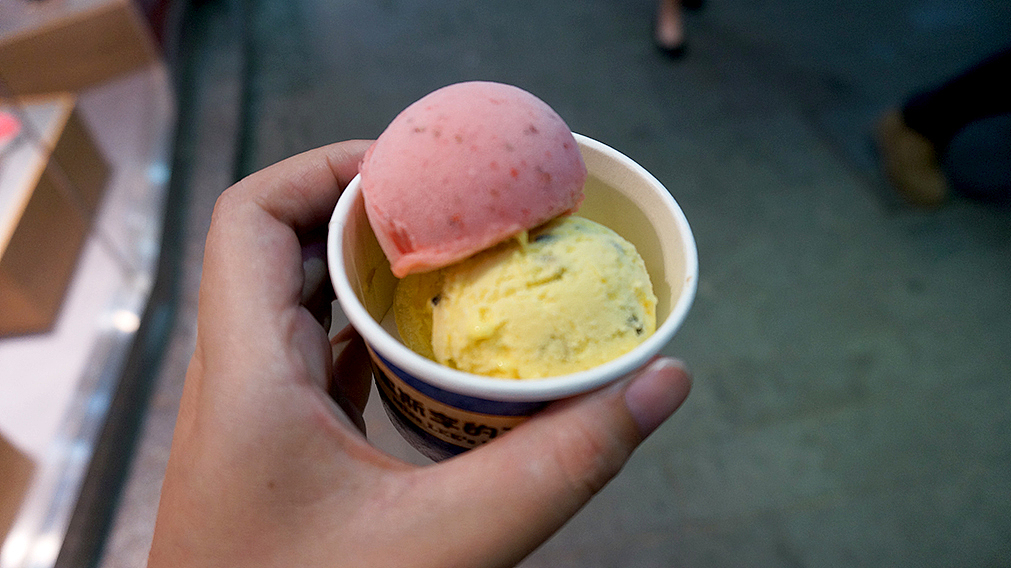 之后是中山路步行街。。。。这个手工冰淇淋10块钱 三个口味 。。。百香果味的很特别。。。忘了这家店的名字了~