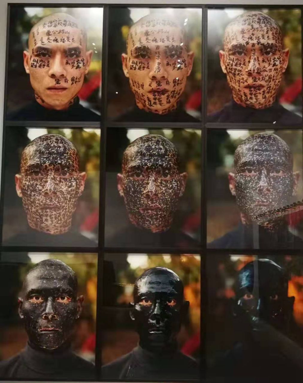 a:张洹2000年的作品 《家谱》.