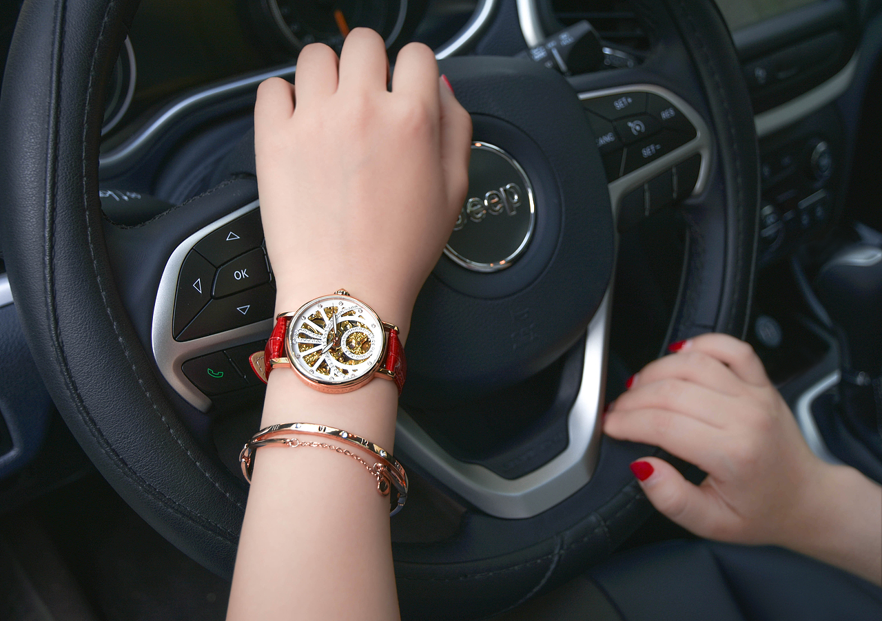 女款皮带陶瓷钢带手表驾车图淘宝主图拍摄 腕表摄影（图ZMTE1MDM0NTY0） - 产品摄影 - 站酷设计师Alven薰衣草原创素材 - 站酷ZCOOL