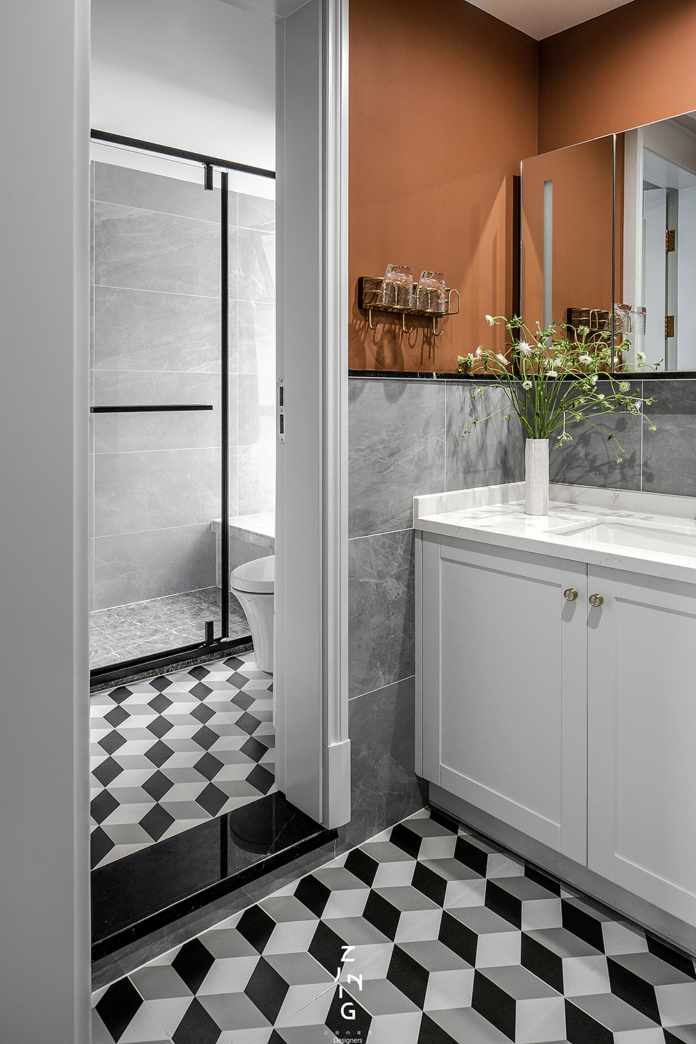 ​次卫干湿分离的设计，可以让两人同时使用也互不干扰，地面选用视觉上立体感较强的瓷砖，洗漱区半墙的橘色也让人在使用时有舒服的心情。