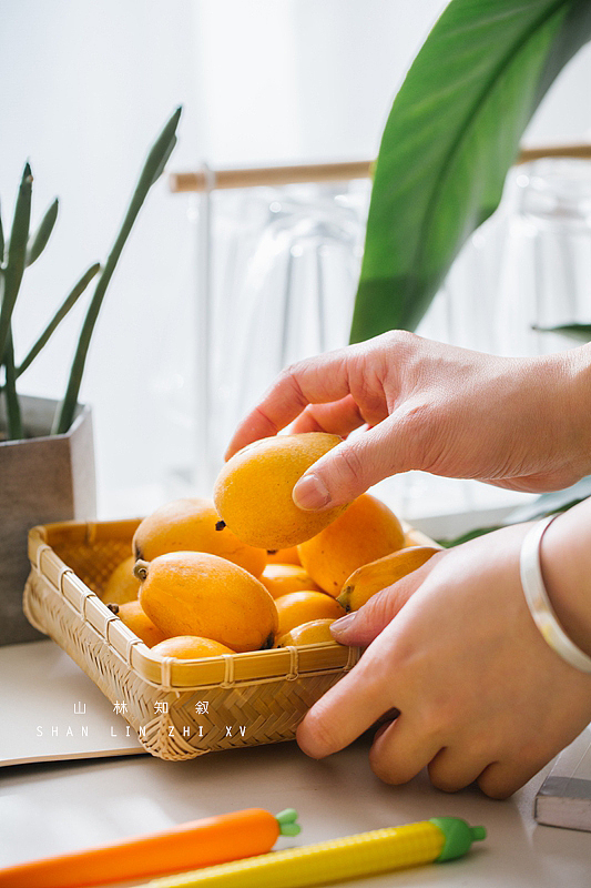 客官,吃颗芦橘再走吧。