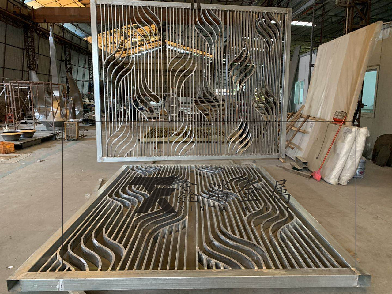 氟碳喷漆镀锌板镂空屏风厚重的色彩运用让实际效果高贵