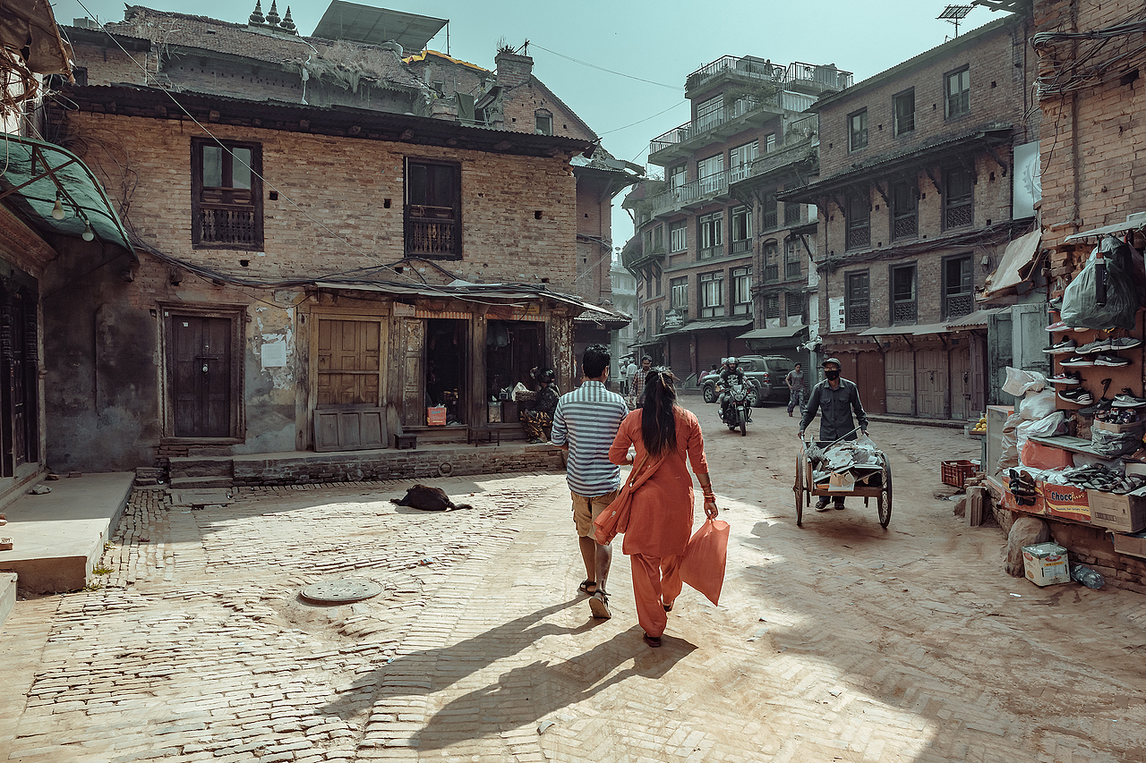 那些画面对我来说意味深长。我在书里读到过这里曾经的辉煌和温暖,虔诚和忧伤,那些老铺子里面的故事和雕花窗里的爱恨,时光与人生留下的印痕在这里层层堆叠。