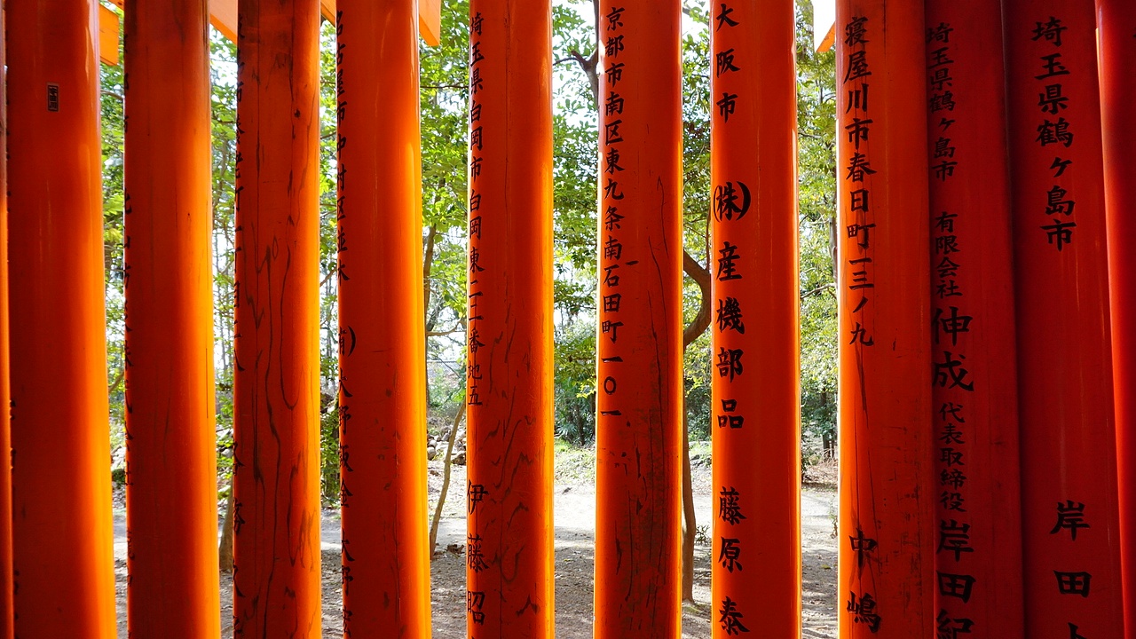 【京都】伏见稻荷大社千鸟居，瞥见那一缕橘色阳光（图ZMTk2OTczMDYw） - 环境/建筑摄影 - 站酷设计师keke奇遇记原创素材 - 站酷ZCOOL