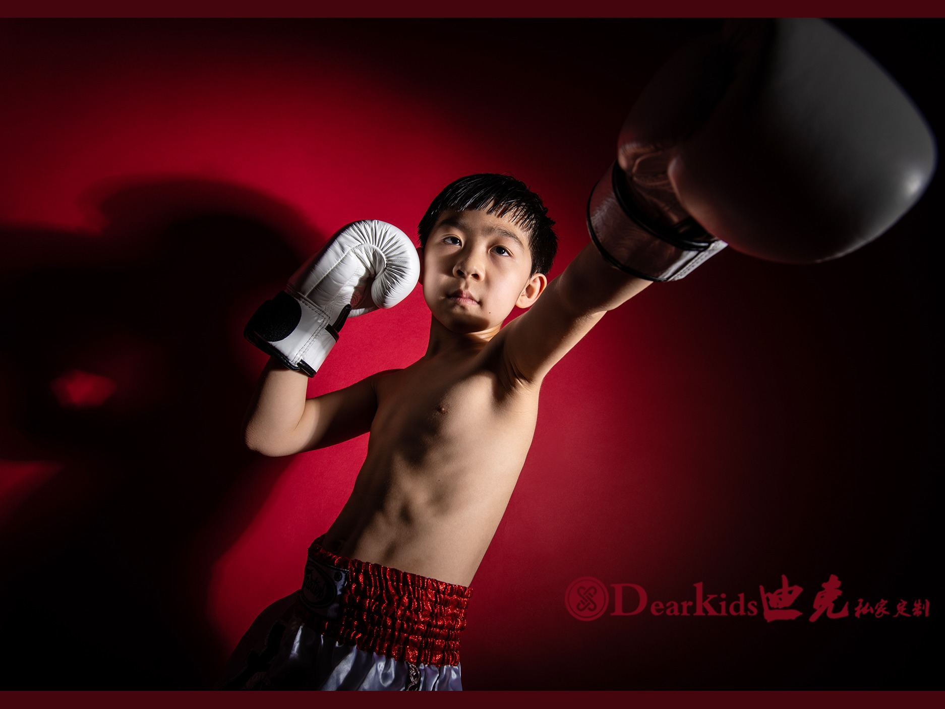 少儿拳击运动健身锻炼摄影图配图高清摄影大图-千库网