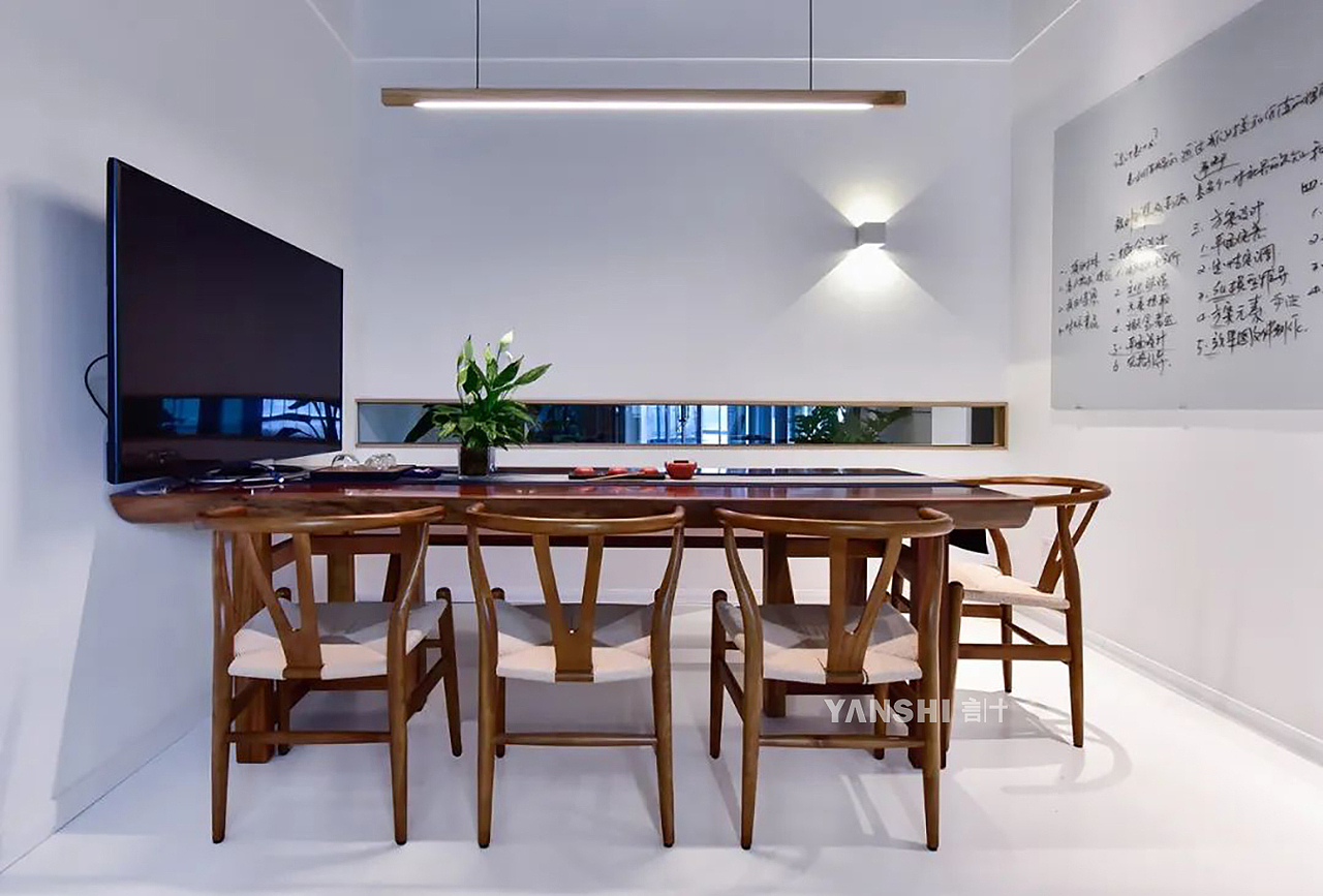 DETAILs<br>-细节-<br><br>米开朗琪罗说过:<br>在艺术的境界里,细节就是上帝<br><br>对细节用心<br>是态度 也是能力<br>言十深以为然<br>注重细节尊重作品<br>才能臻于完美<br>