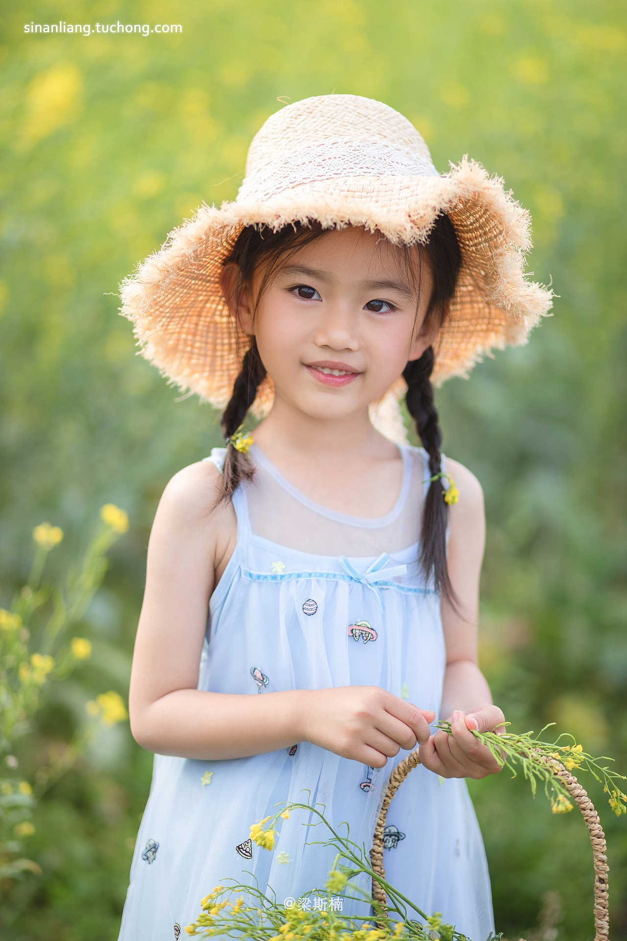 在小女孩自家的菜地给她拍一组照片。我的人像摄影班开