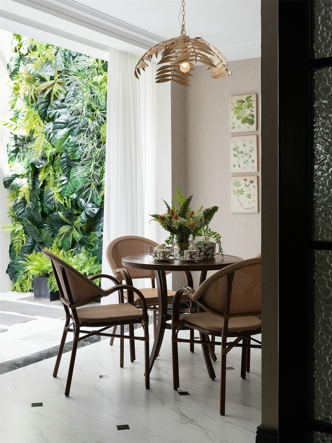 深蓝与高级黑搭配,自然与空间的美感融合一体。