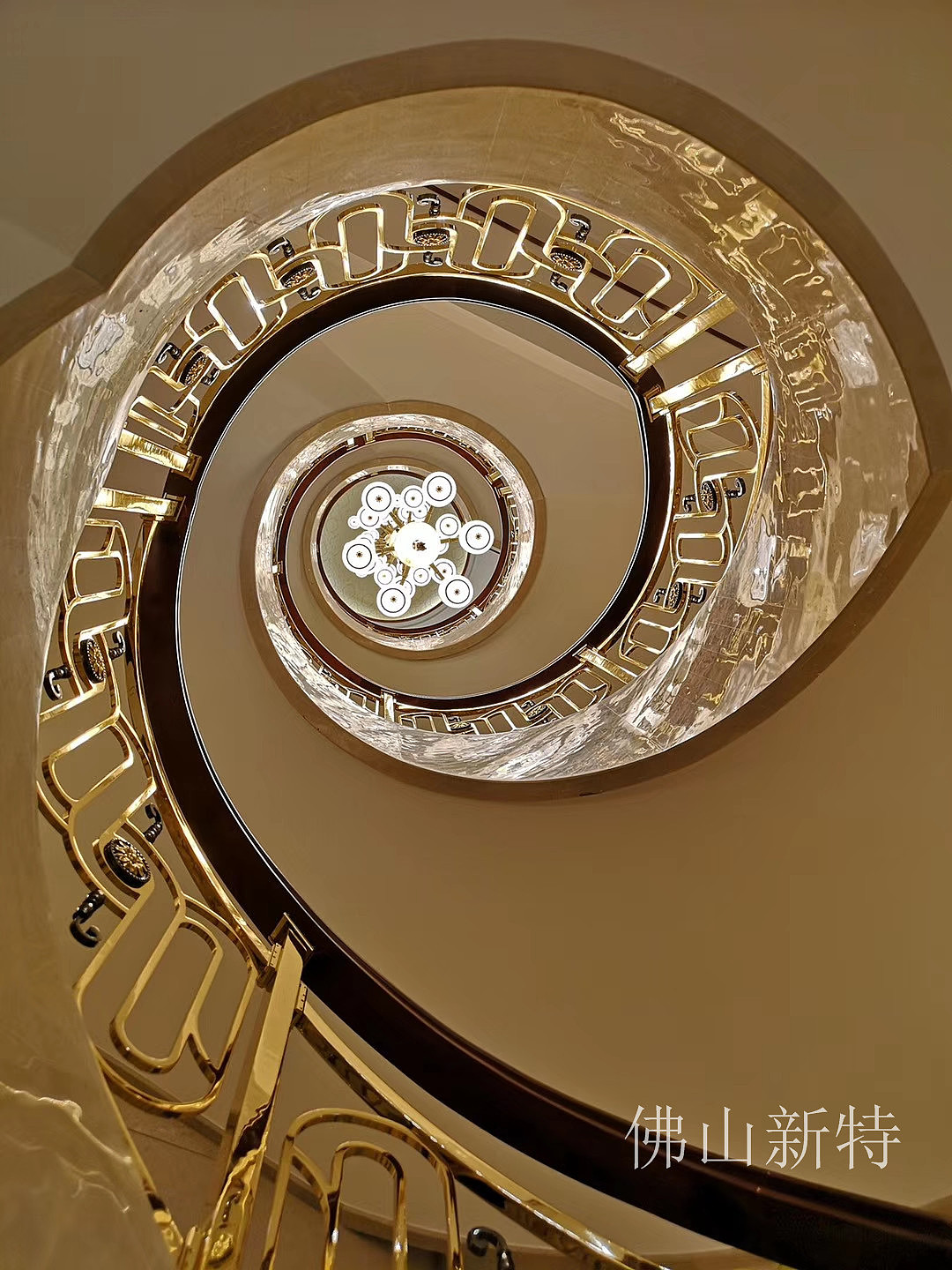 别墅镀金铜楼梯扶手在灯光下格外耀眼