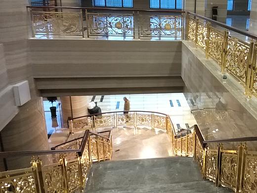 酒店定制铝板雕刻楼梯护栏实用更时尚