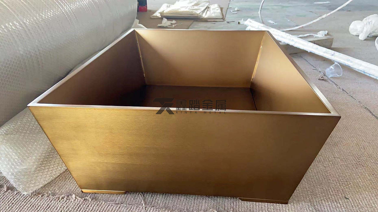 304不锈钢古铜花钵、艺术不锈钢花箱弥补了单一的缺陷