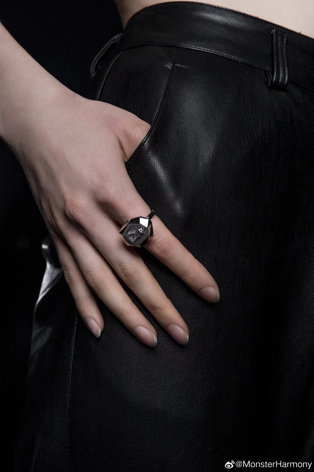 FUNS MASHA @MONSTER HARMONY # 契約“COVENANT”（圖ZMjQ0ODM5Mzg0） - 時(shí)尚/藝術(shù)攝影 - 站酷設(shè)計(jì)師funsmodel原創(chuàng)素材 - 站酷ZCOOL