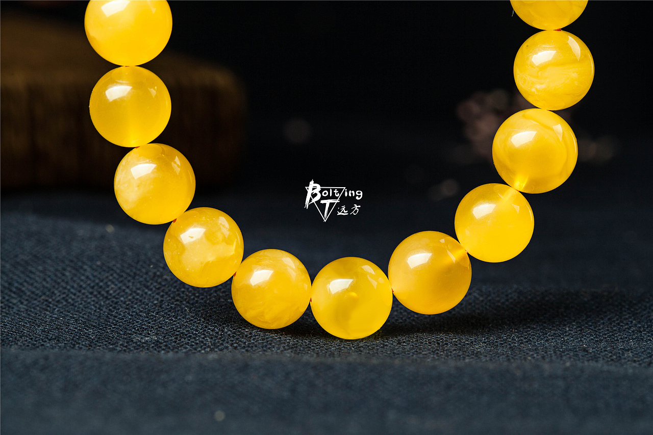 珠宝产品蜜蜡手串108颗拍摄场景图