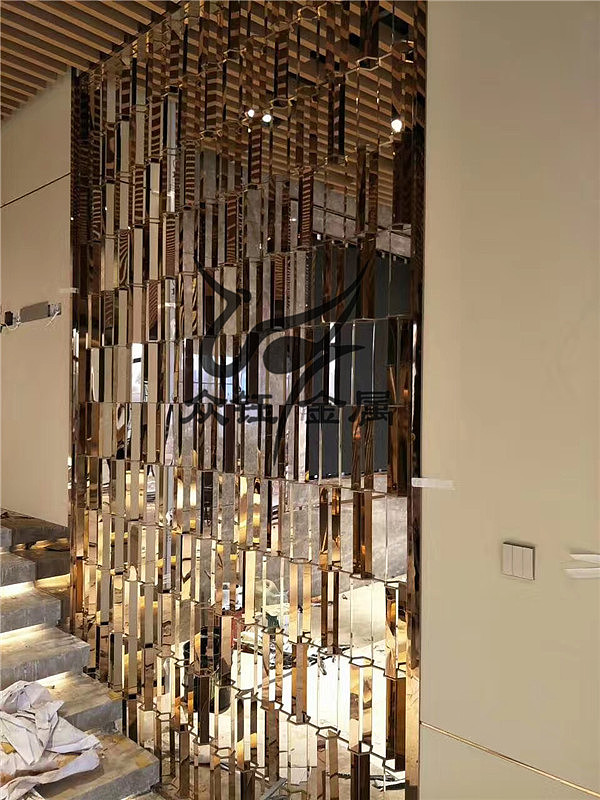 酒店钛金铝艺雕花镂空屏风 铝板雕刻屏风隔断