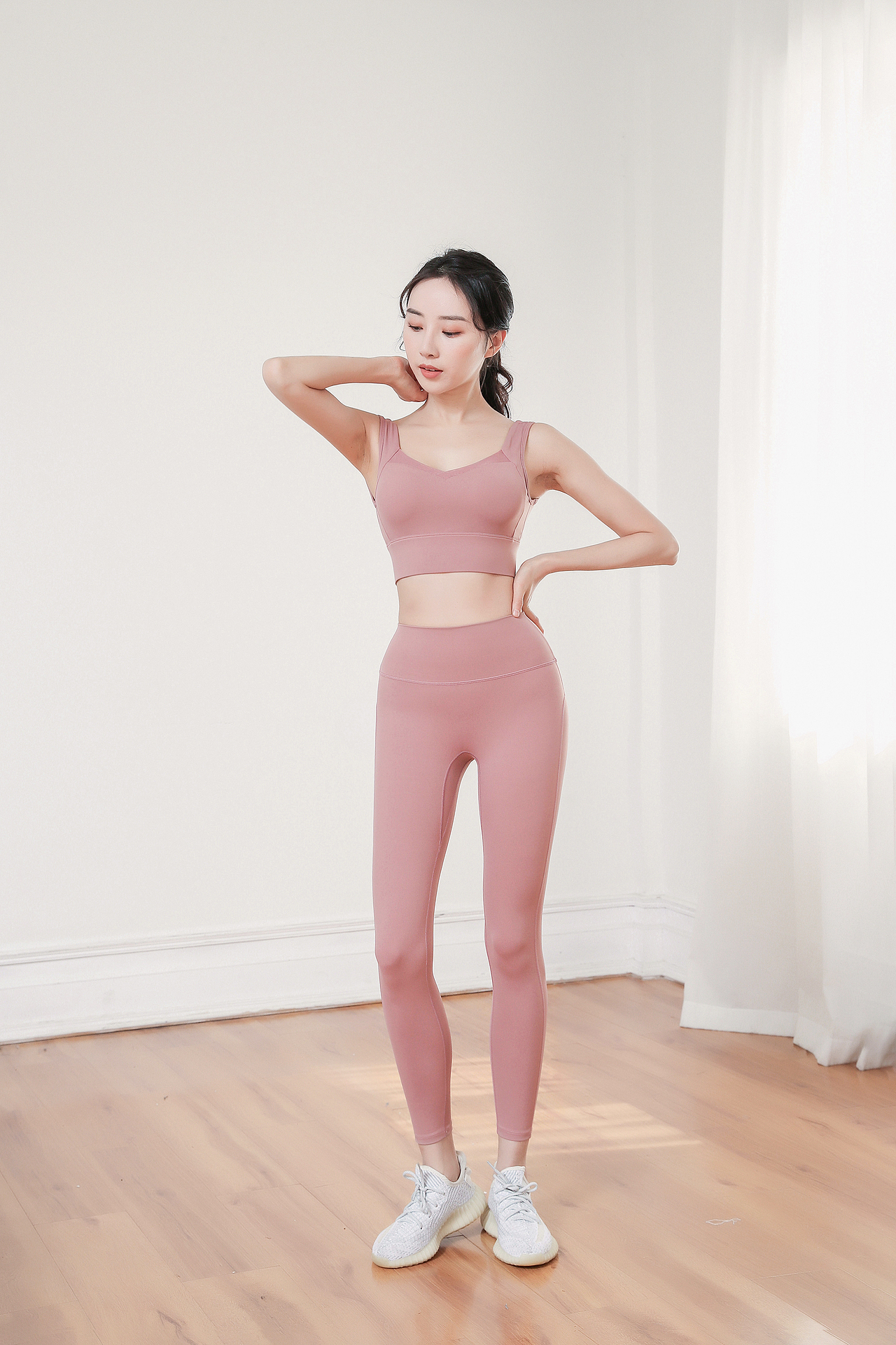 瑜伽服模特拍摄 室内场景