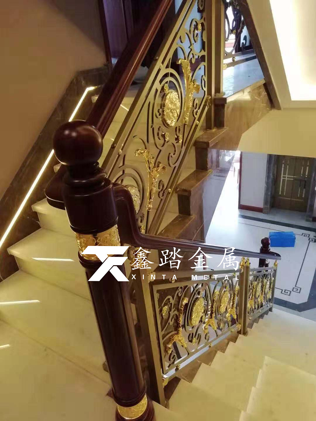 中式铝雕造型护栏、金黄色实心铝板雕刻家装旋转护栏图