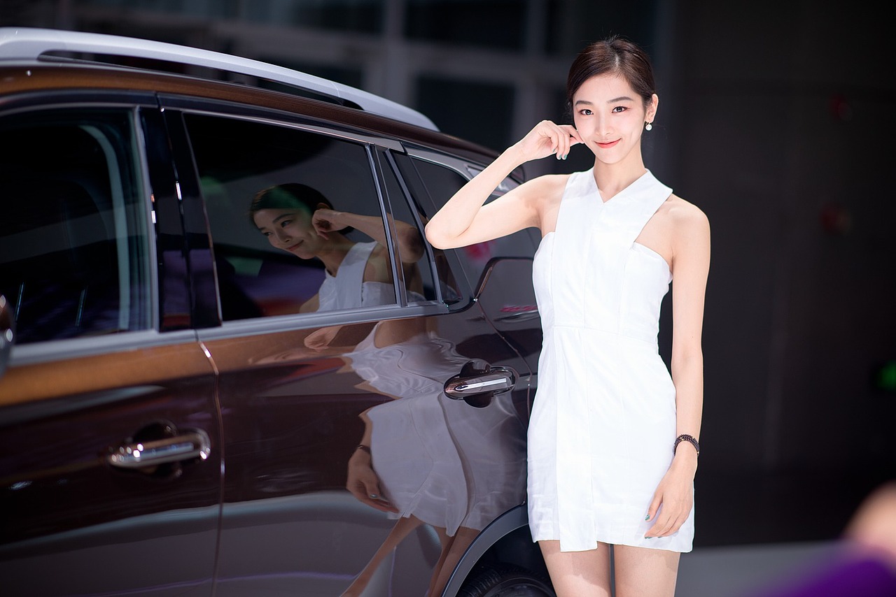 难得拍一次车展的美女们
