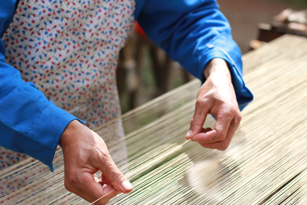 刷过浆之后的纱线,更加有韧性,也更加光滑。