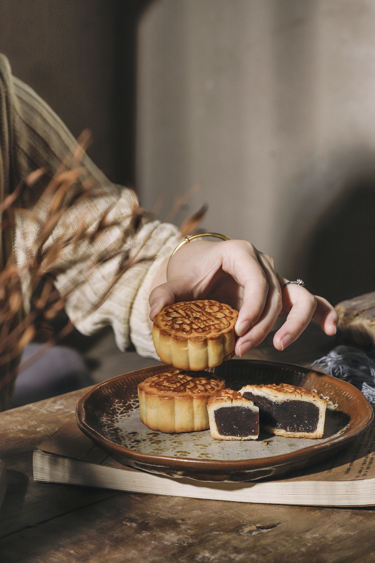 中秋拍一下月饼（图ZMjcxMzYyMTEy） - 美食摄影 - 站酷设计师艺唯视觉zoye原创素材 - 站酷ZCOOL