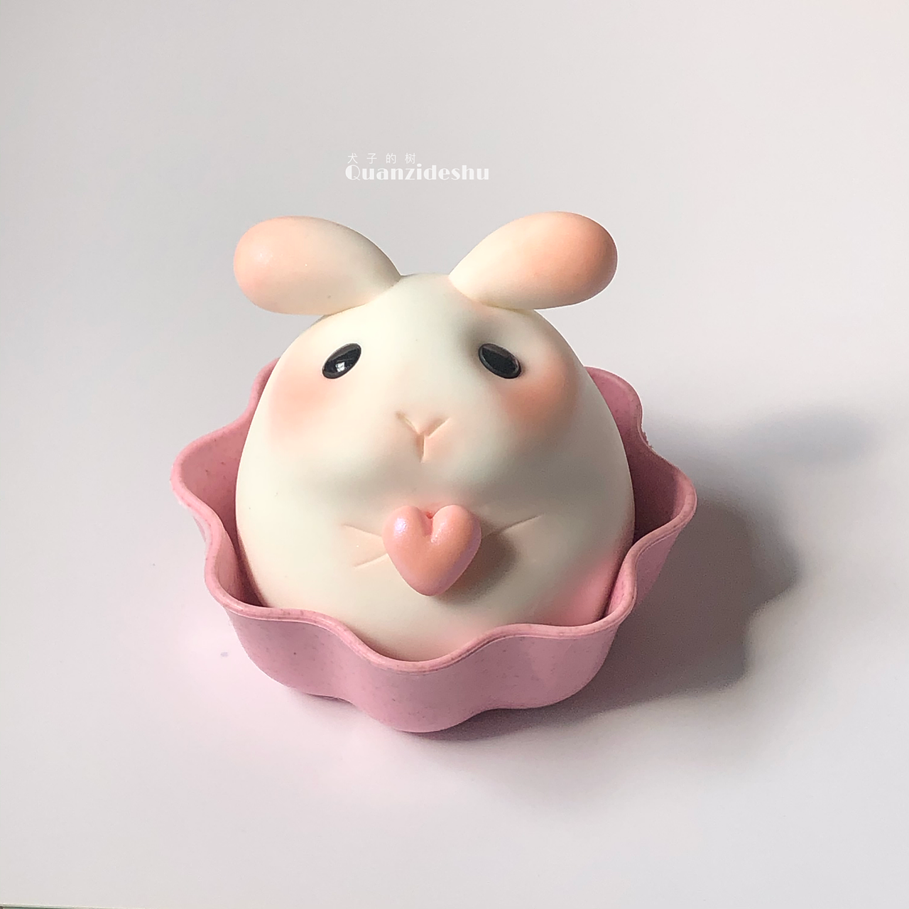 可爱的发芽兔抱着爱心