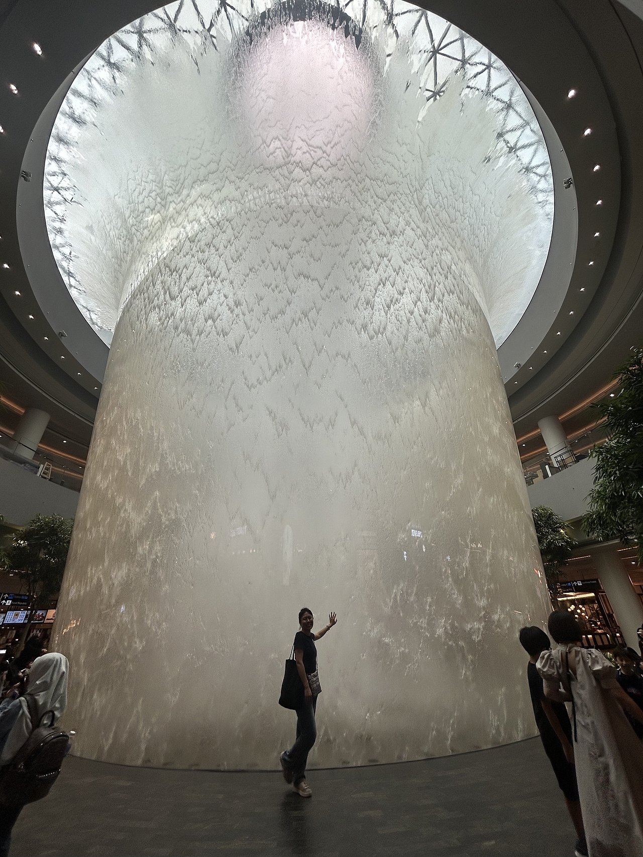 新加坡樟宜国际机场雨漩涡瀑布,瀑布高40米很壮观!