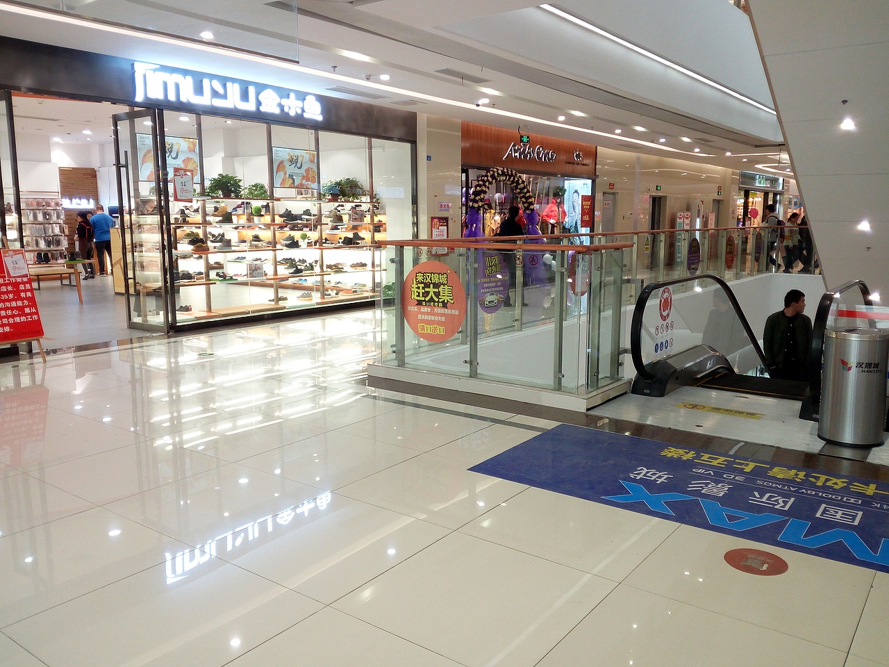 商場(chǎng)花車kt板玻璃貼設(shè)計(jì)（圖ZOTczNDA1MTY=） - 海報(bào) - 站酷設(shè)計(jì)師春暖四季原創(chuàng)素材 - 站酷ZCOOL