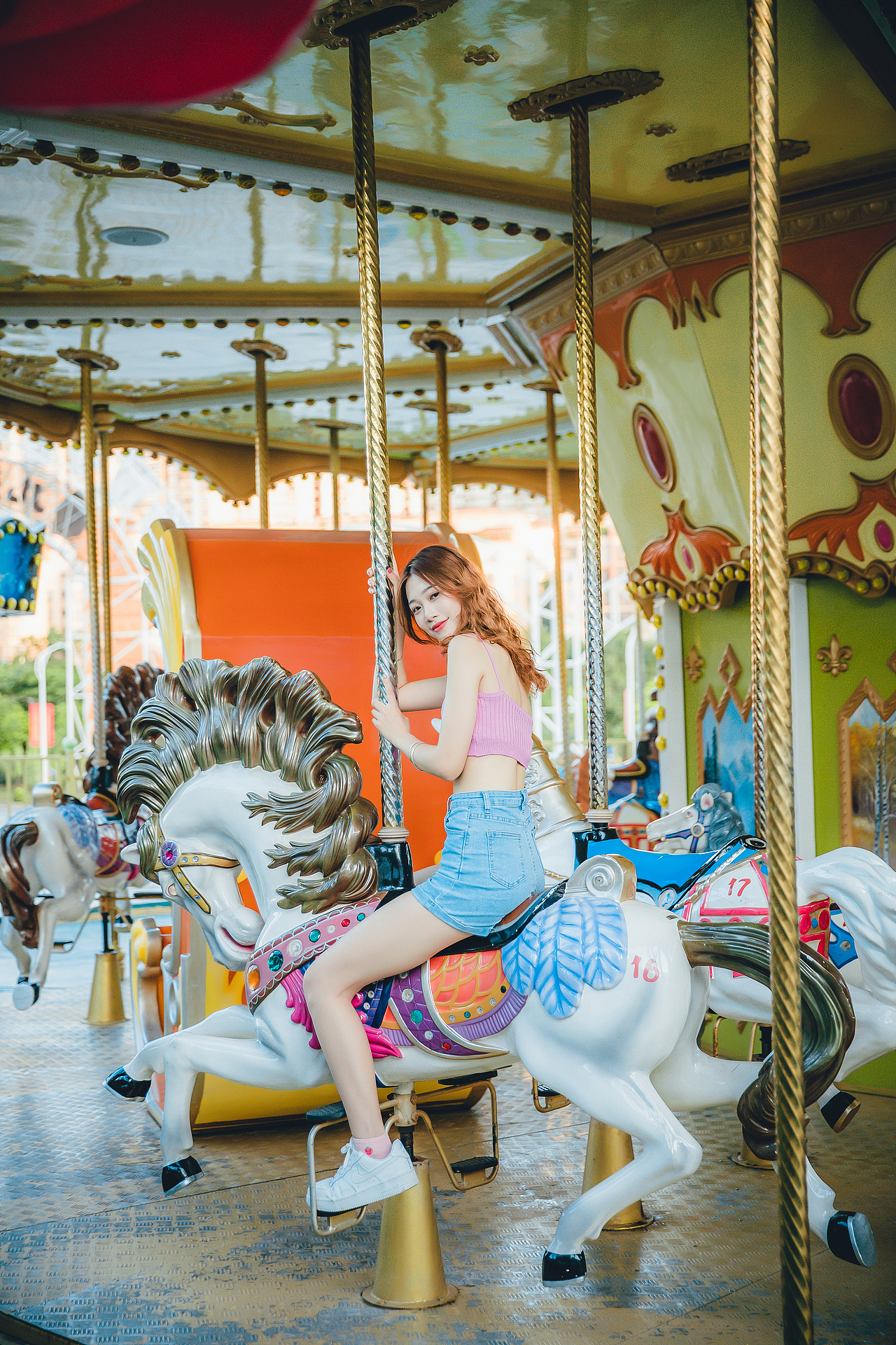 人像摄影:游乐场少女,阳光、草地、摩天轮、旋转木马