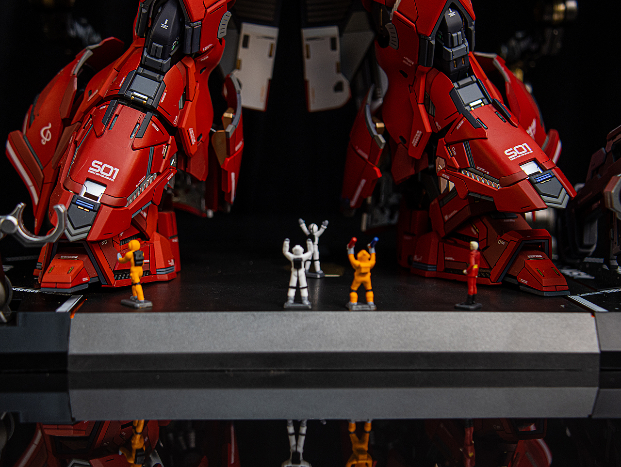 万代MG沙扎比+育胶GK套件 格纳库小人仔场景制作