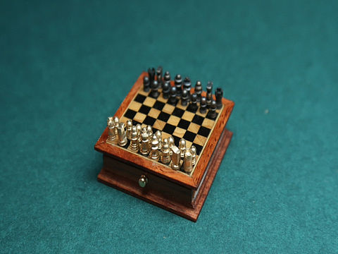 掌心中的棋局1:12迷你国际象棋