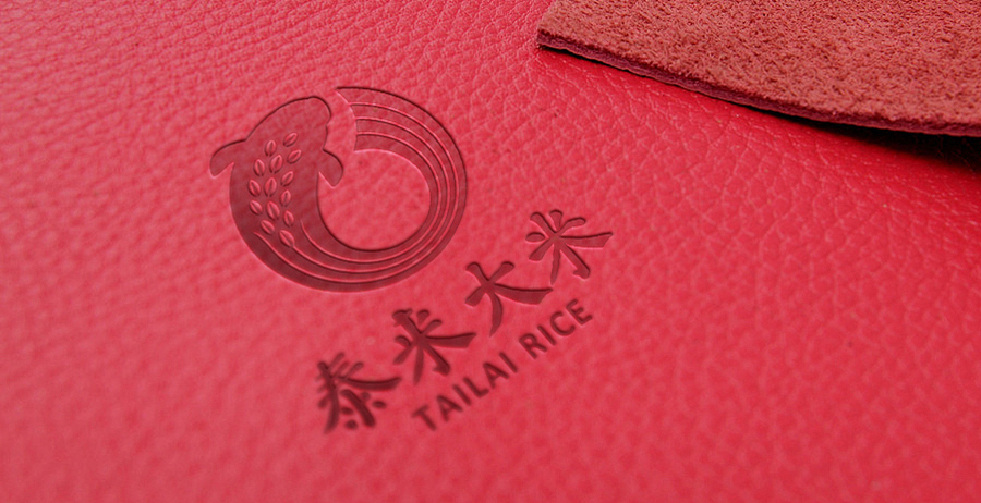 考虑整体包装后应该有企业各自的符号
以“泰来大米”四个字为主设计,设计袋装、盒装、精品礼品装几个系列,但风格要统一。<br>从而设计为高端——水韵、牧田,中端——本色,低端——暖秋的产品系列。