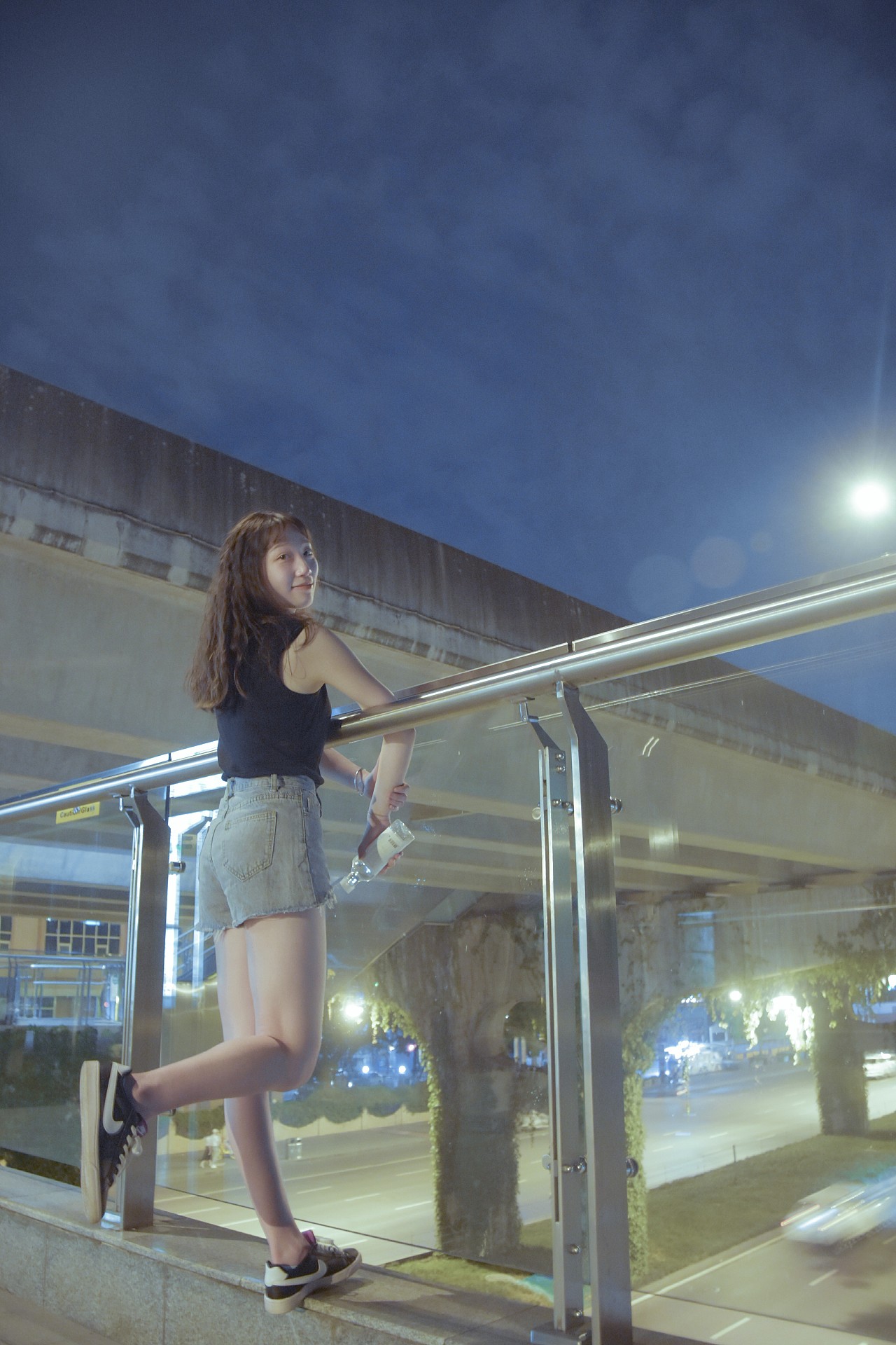 城市夜晚街边爱笑女孩