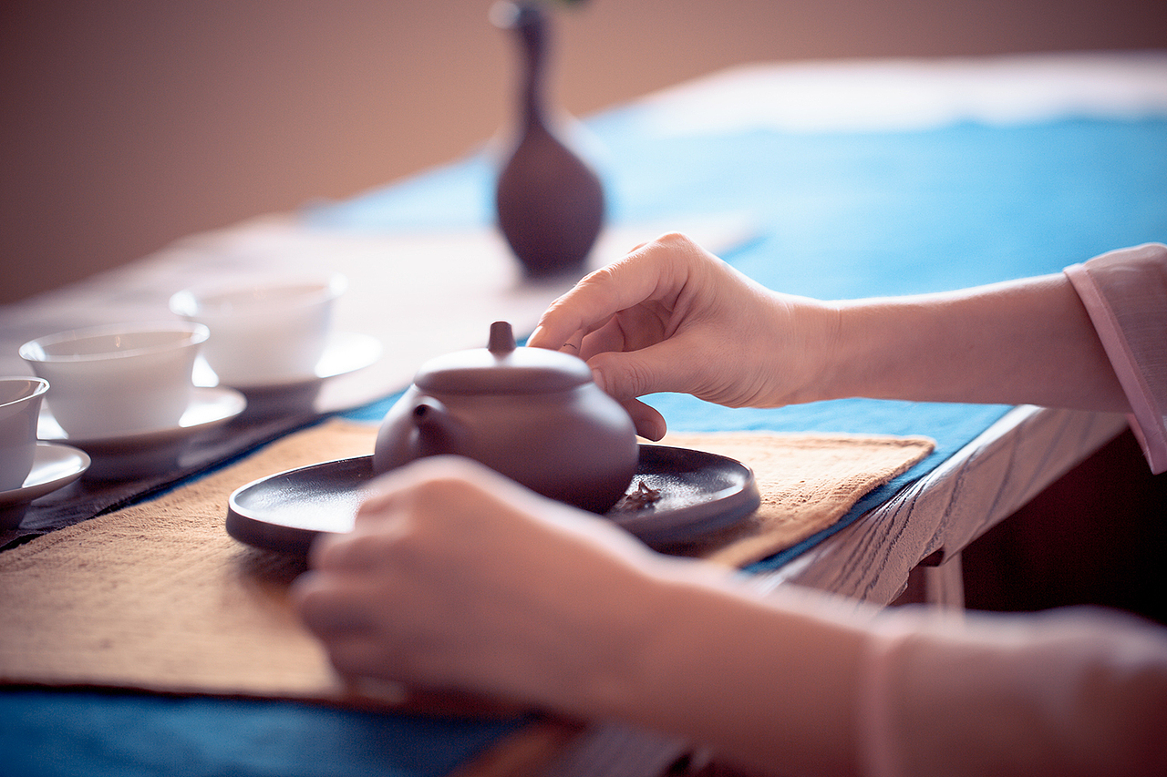 无事偶来成独坐,落花风度煮茶声。