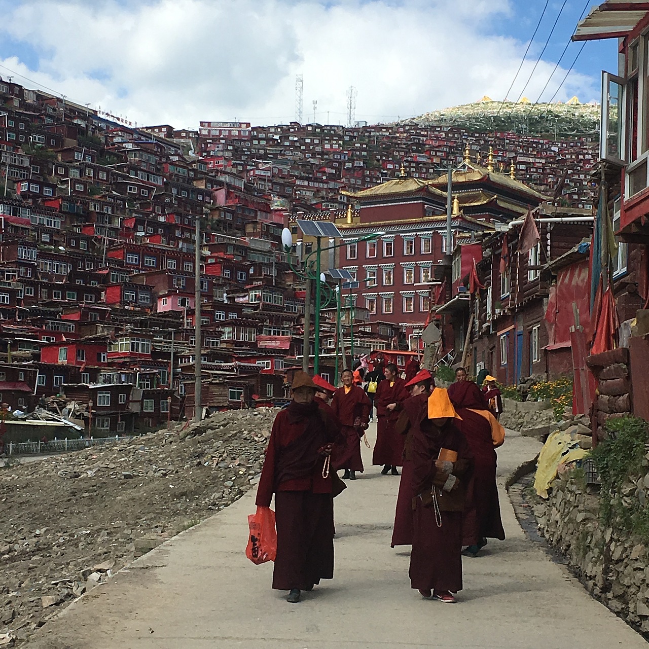 红彻天际的佛教圣地