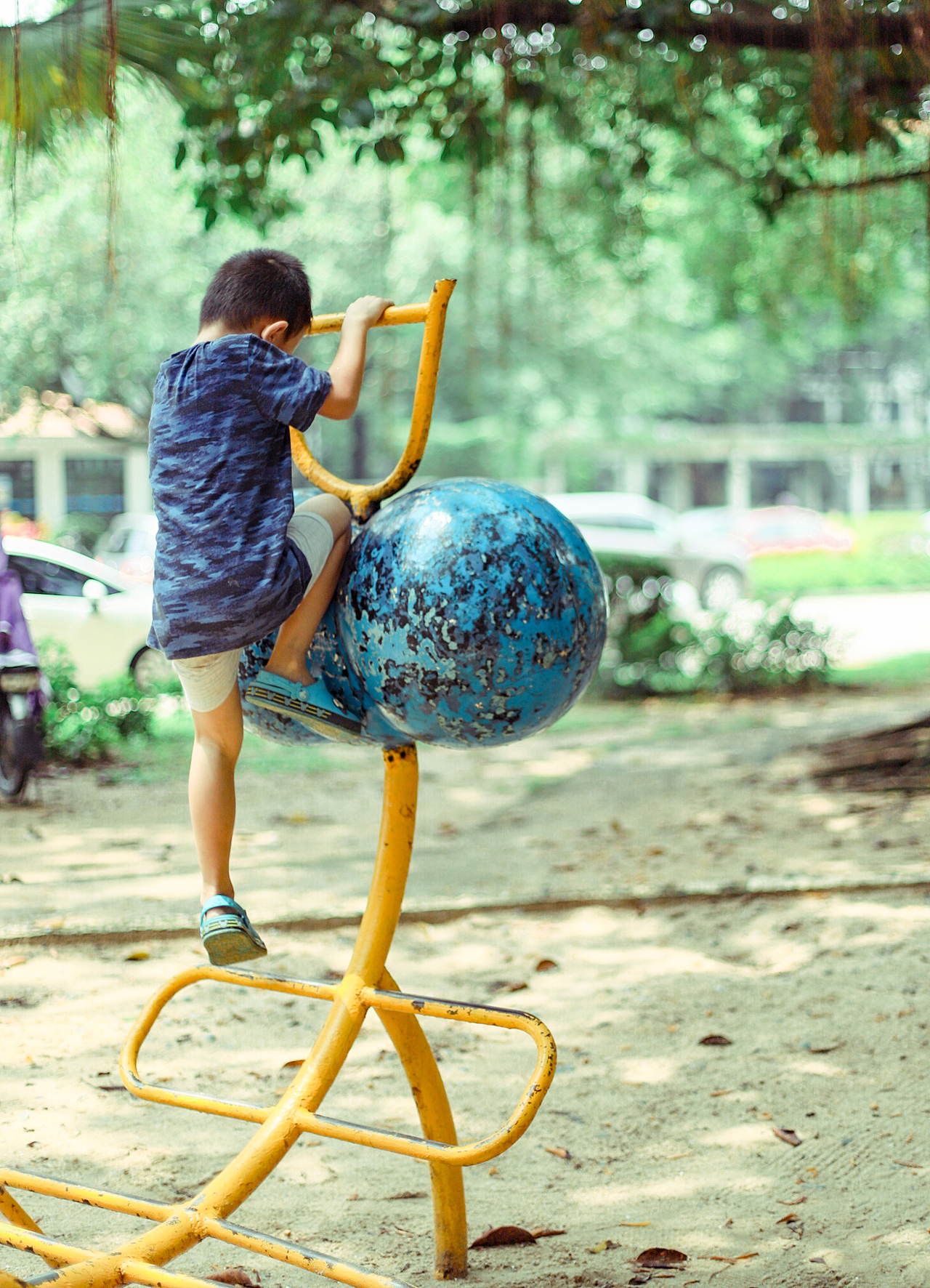 大姐姐“入侵”儿童乐园