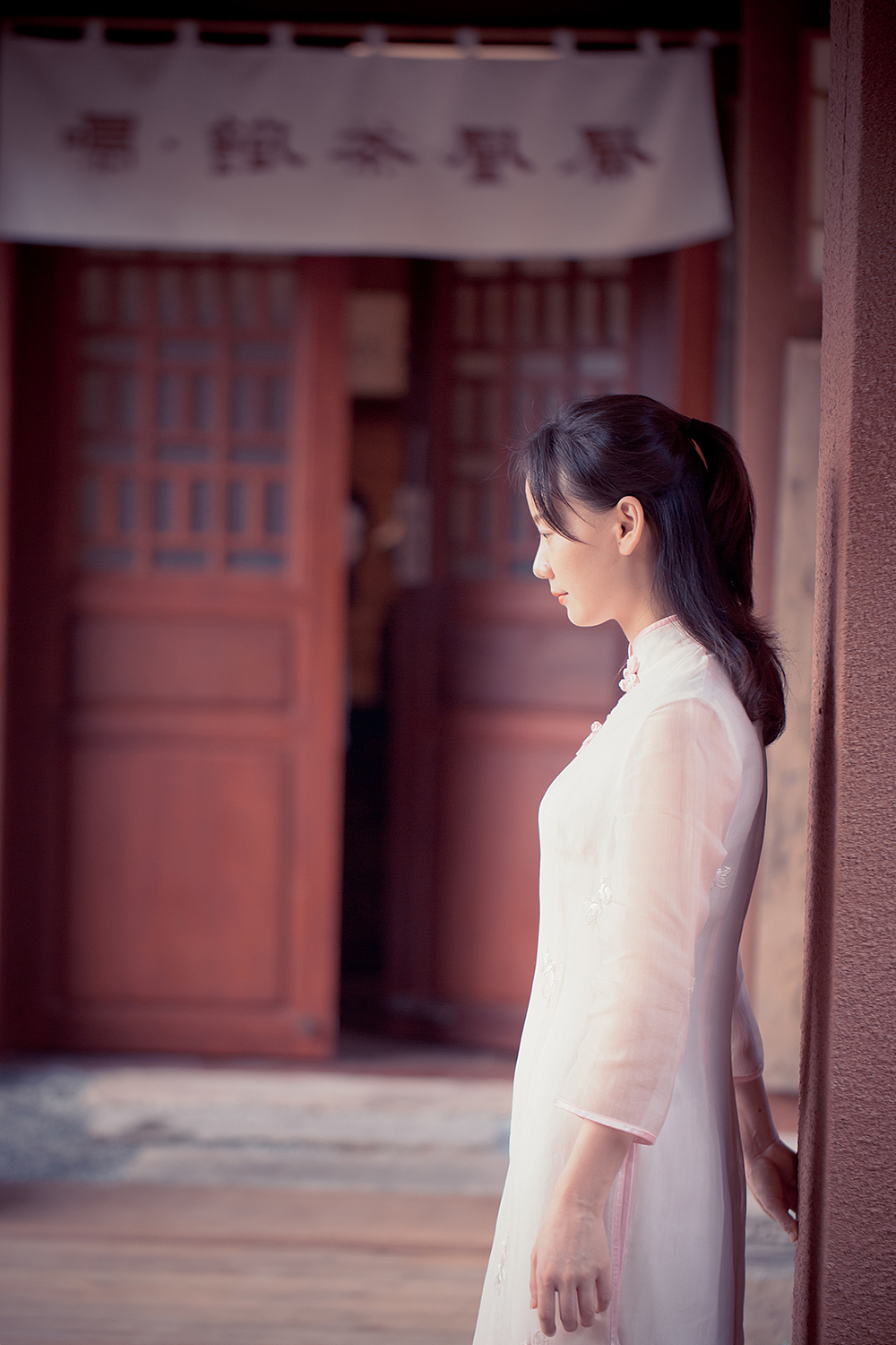 无事偶来成独坐,落花风度煮茶声。