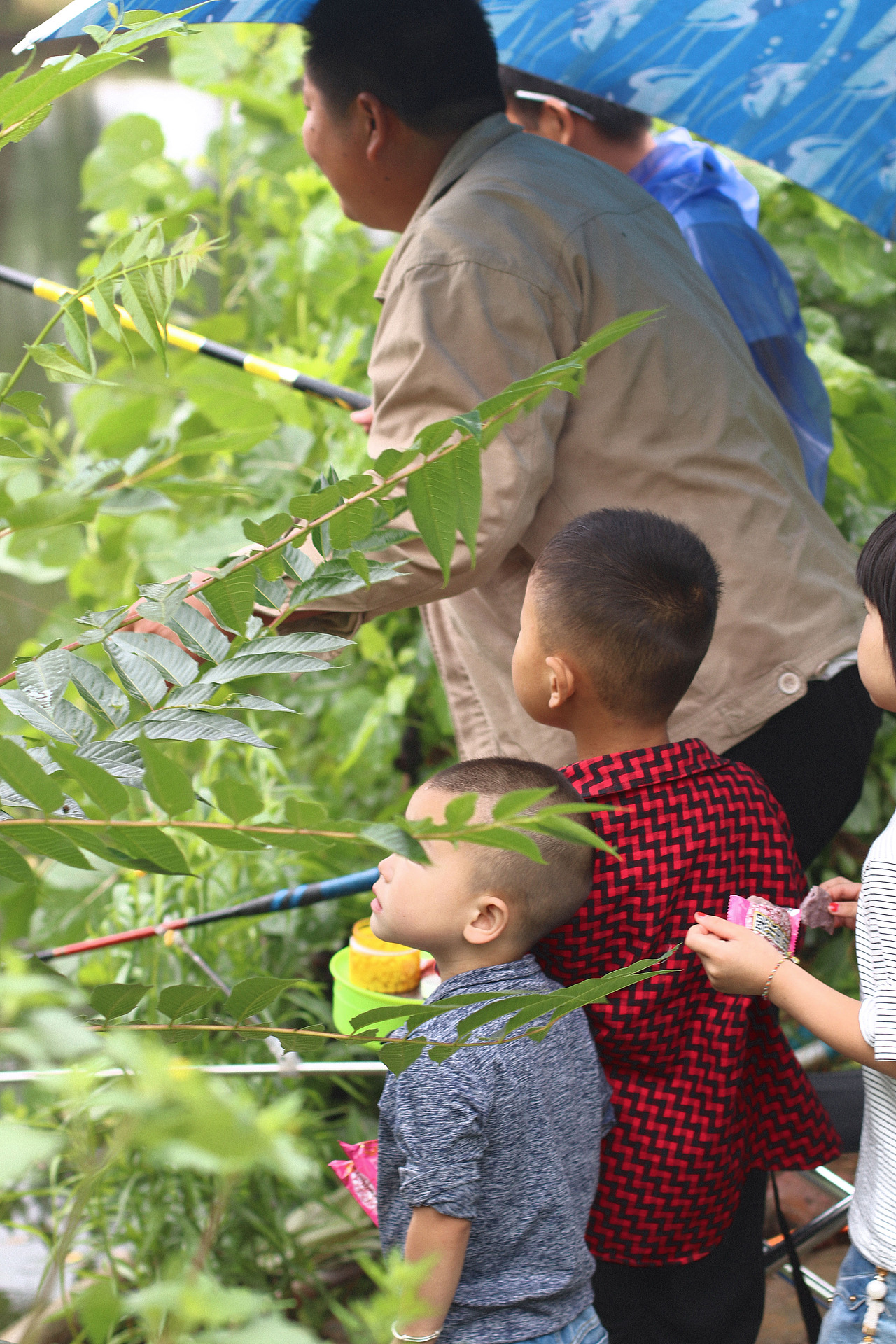 鱼塘童趣（图ZMTE4OTExNTcy） - 人像摄影 - 站酷设计师薄荷味的笑原创素材 - 站酷ZCOOL