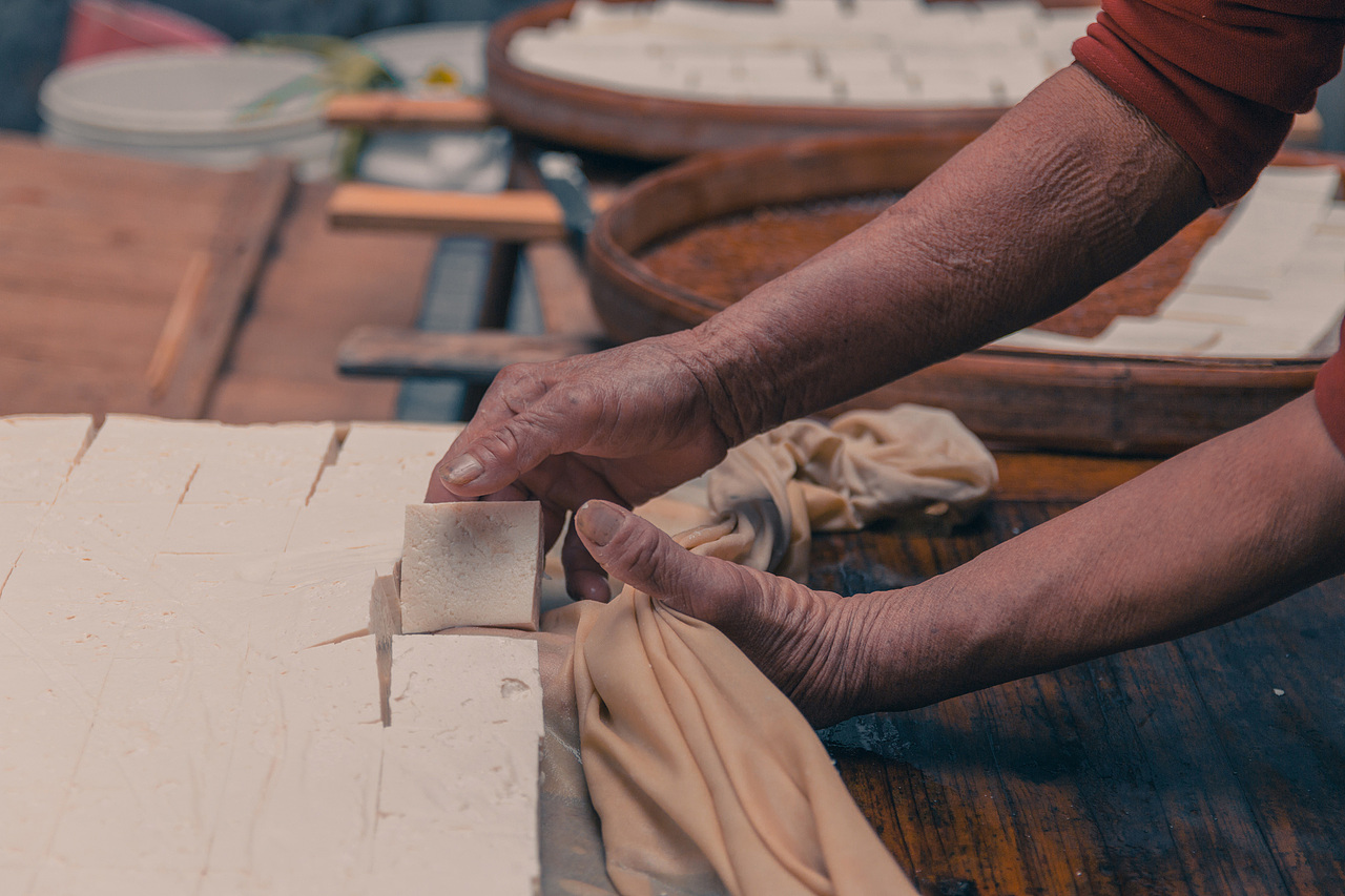 勤劳的双手 | 客家豆腐（图ZMTE1MzYxMTA4） - 人文/纪实摄影 - 站酷设计师壹铭YM原创素材 - 站酷ZCOOL