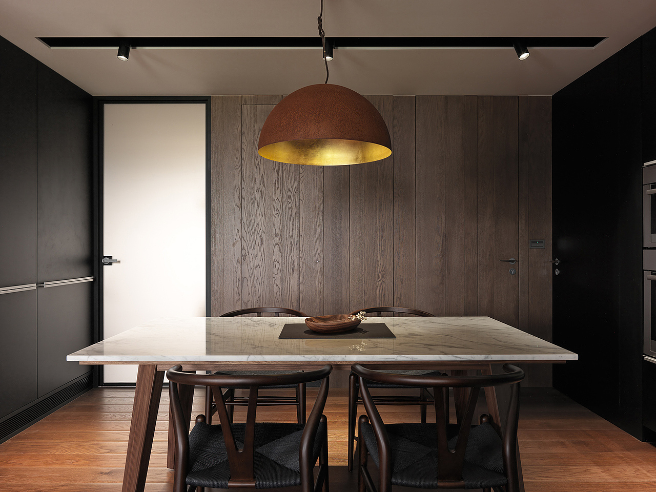 现代风格往往是通过简洁的造型修饰,打造出令人感到轻松愉悦的室内氛围。法国的一位名人曾经说过,最朴素的往往最华丽,因为过度的奢华反而会让人产生距离感。 【客厅】室内色调以黑白灰为主色调,棉麻布艺沙发上那抹清新的森林绿,让整个客厅看起来既清爽明亮又不失温度。 【餐厅】一家人围坐在温暖舒适的家里享受丰富的美食也是一件非常幸福的事情,一旁墙上色彩鲜艳的壁画搭配精致的桌椅勾勒出一幅美好温馨的生活画卷。 【卧室】卧室墙面设计的是硬包装饰,配上皮质的浅咖色以及玫瑰金色的吊灯,使整个房间充满了品质感。 【儿童房】儿童房为了营造童趣氛围,采用了各种撞色元素,让空间看起来俏皮活泼又不失格调感。 【厨房】厨房地面铺贴的则是与客厅一样的地砖,搭配上白色的铝扣板吊顶,以及金属质感的电器,从而打造出明亮大气的室内空间。