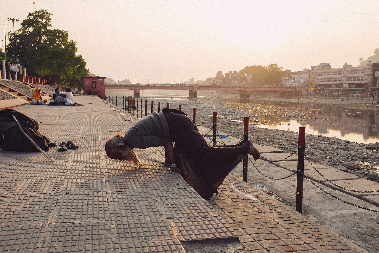 兴之所至,老翁忽然捋起袖子,在河岸上练起了瑜伽,我的天!