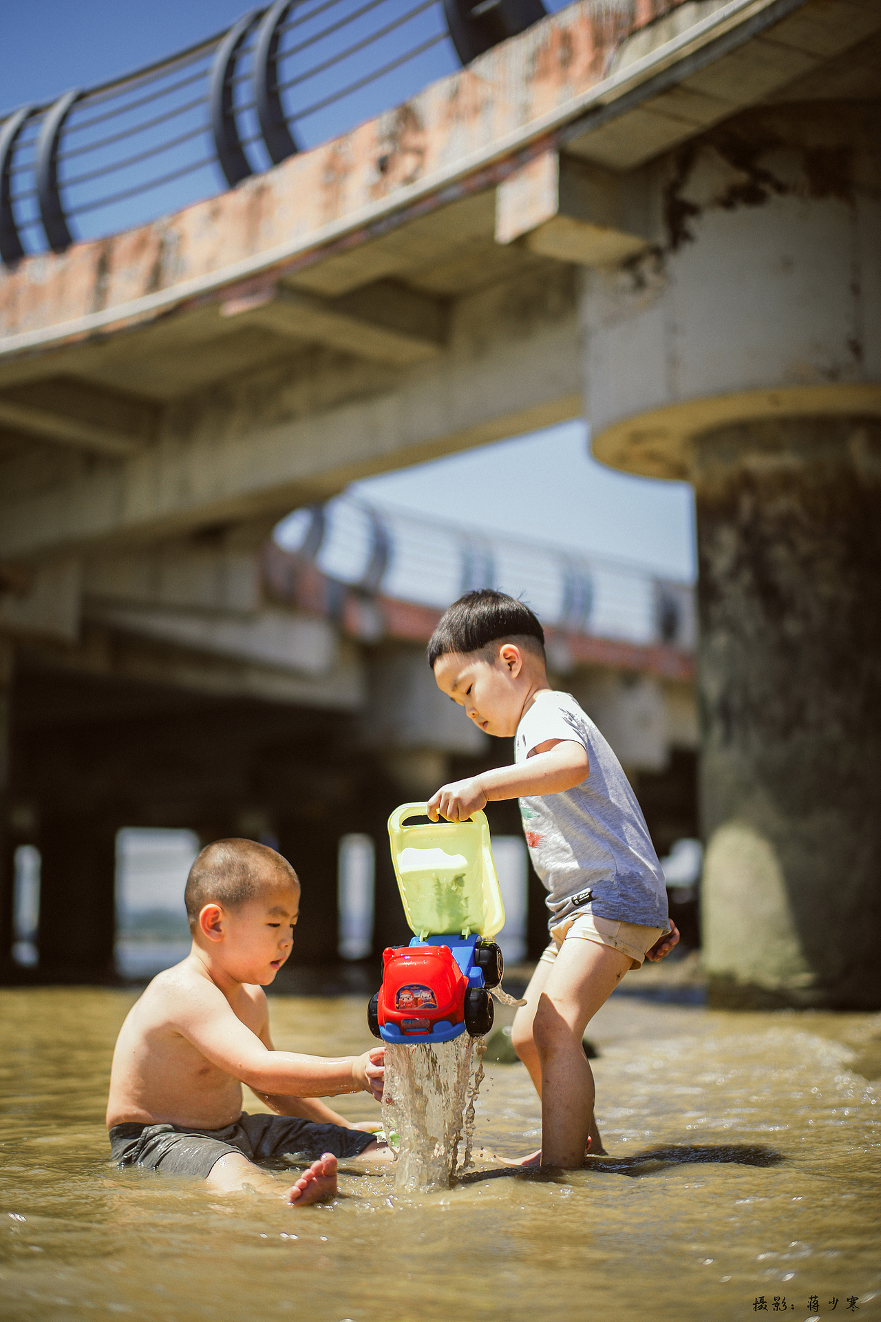 今日纪实作品2(海边玩耍的孩童)