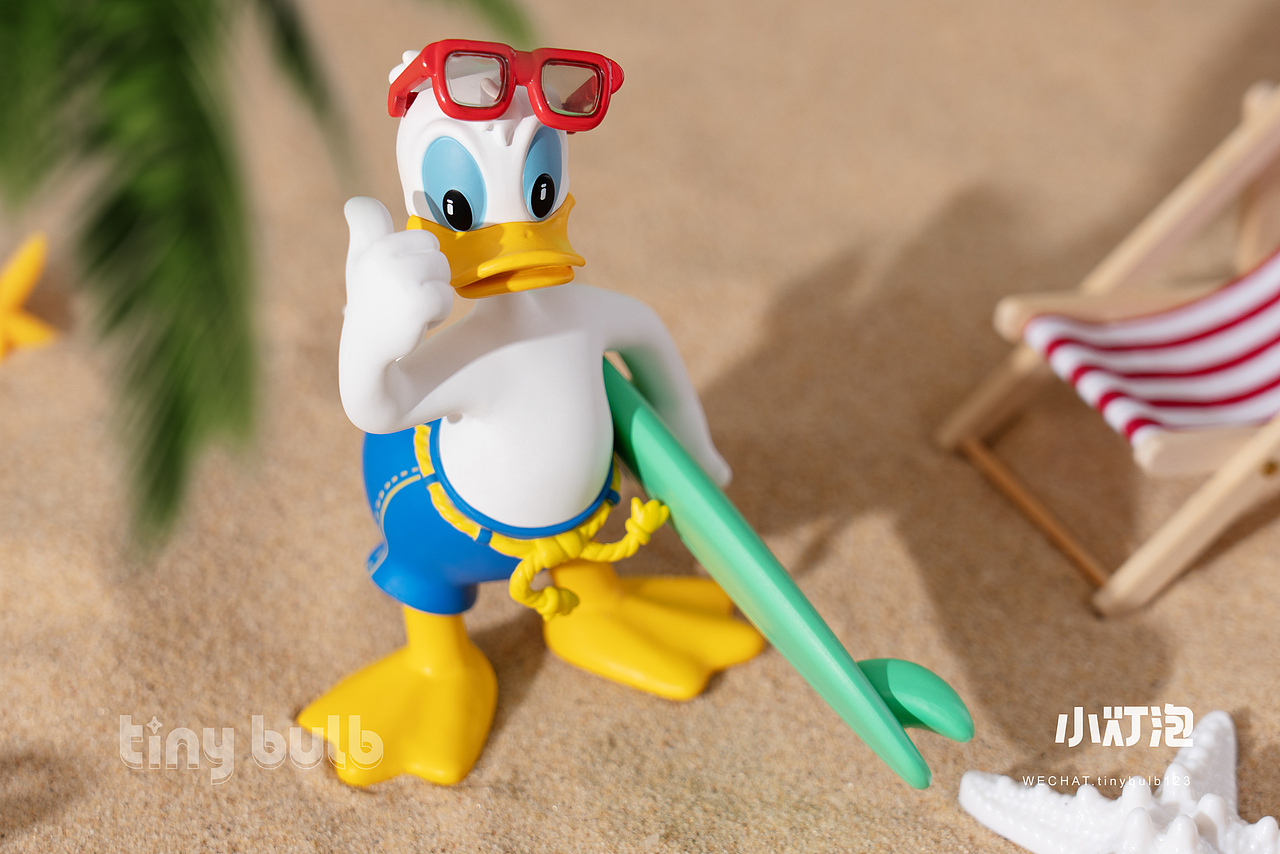 盲盒拍摄｜名创优品冲浪唐老鸭 海边场景拍摄（图ZMjkyMDQ2NzU2） - 产品摄影 - 站酷设计师小灯泡视觉I潮玩原创素材 - 站酷ZCOOL