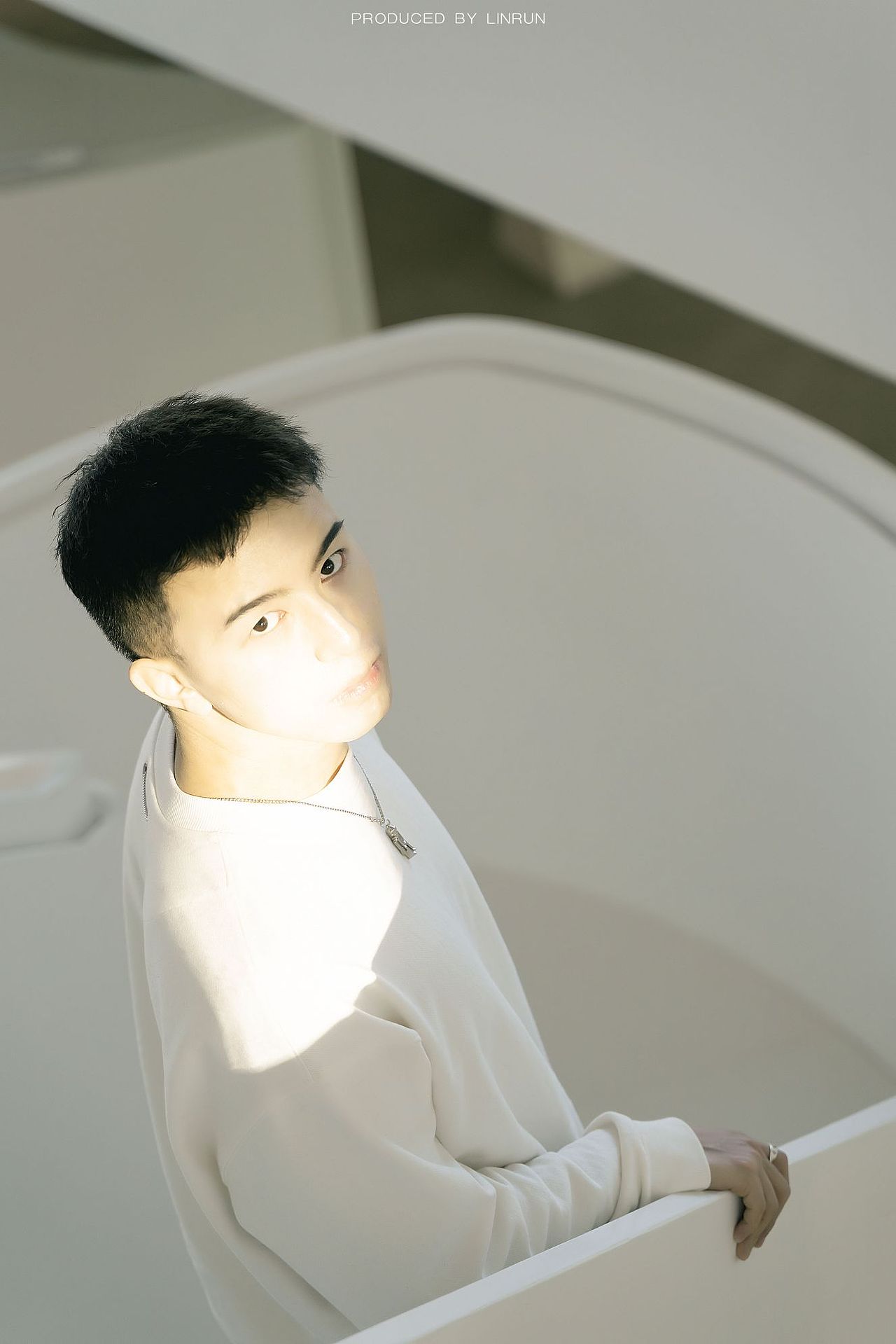 男生白色系#人像摄影