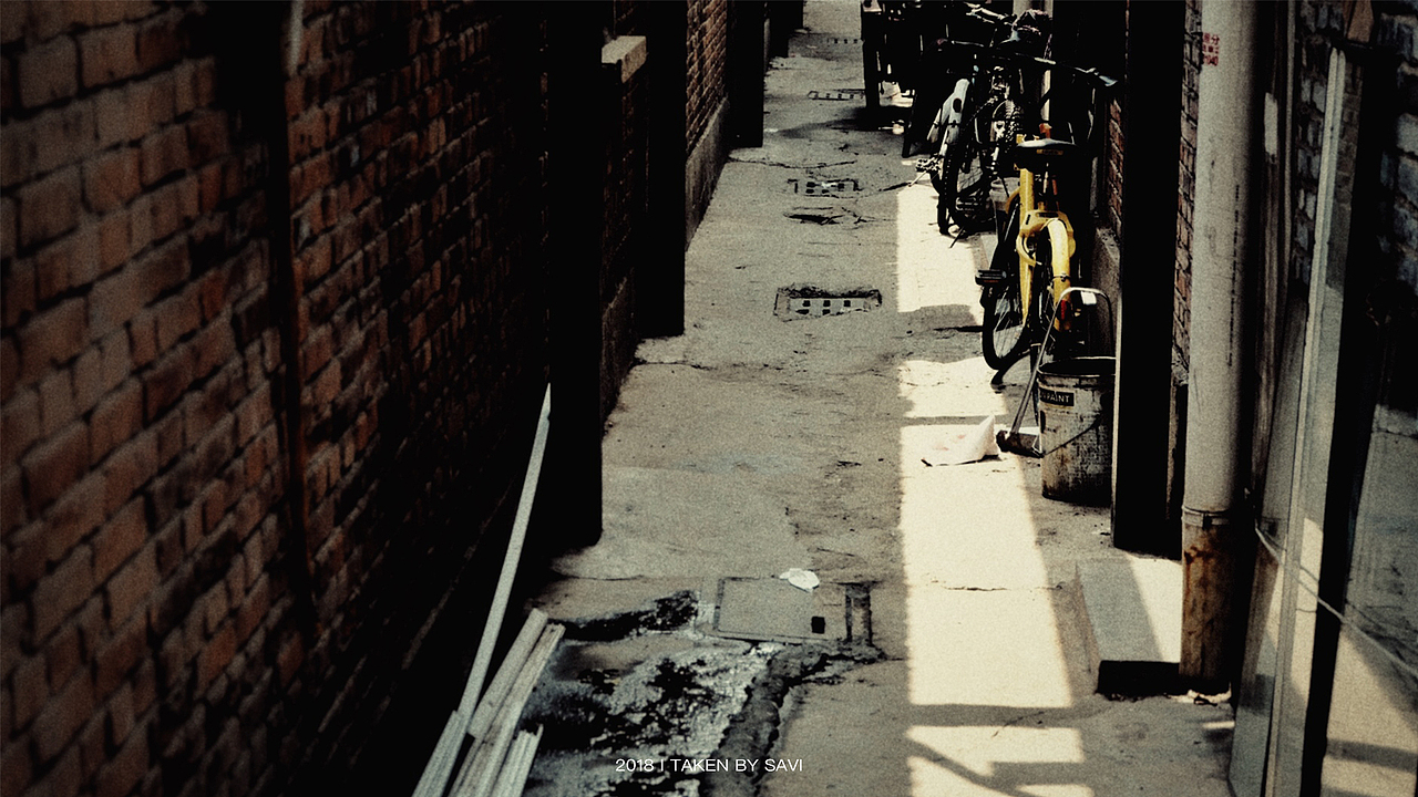 北京不乏这样残破的小巷,
这里住着略显贫瘠的人们。<br>在这座光鲜的城市背后,<br>他们各自努力地过活着。<br>