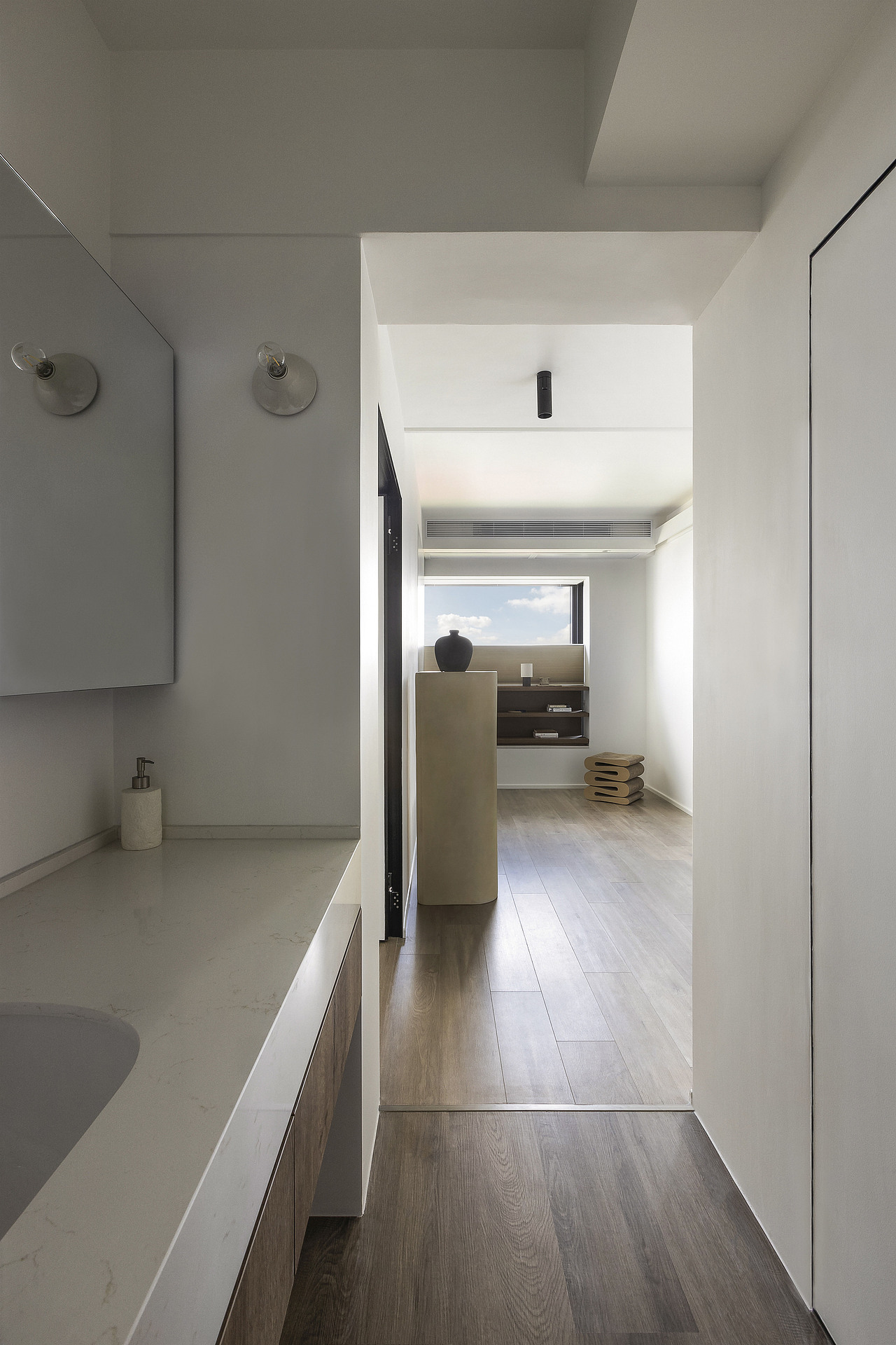 拉长空间的进深关系,让视线可以环游.