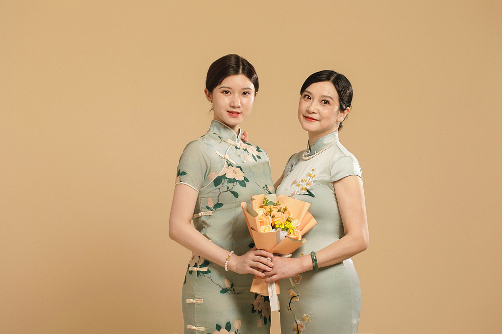 设图网|母亲节旗袍人物摄影图