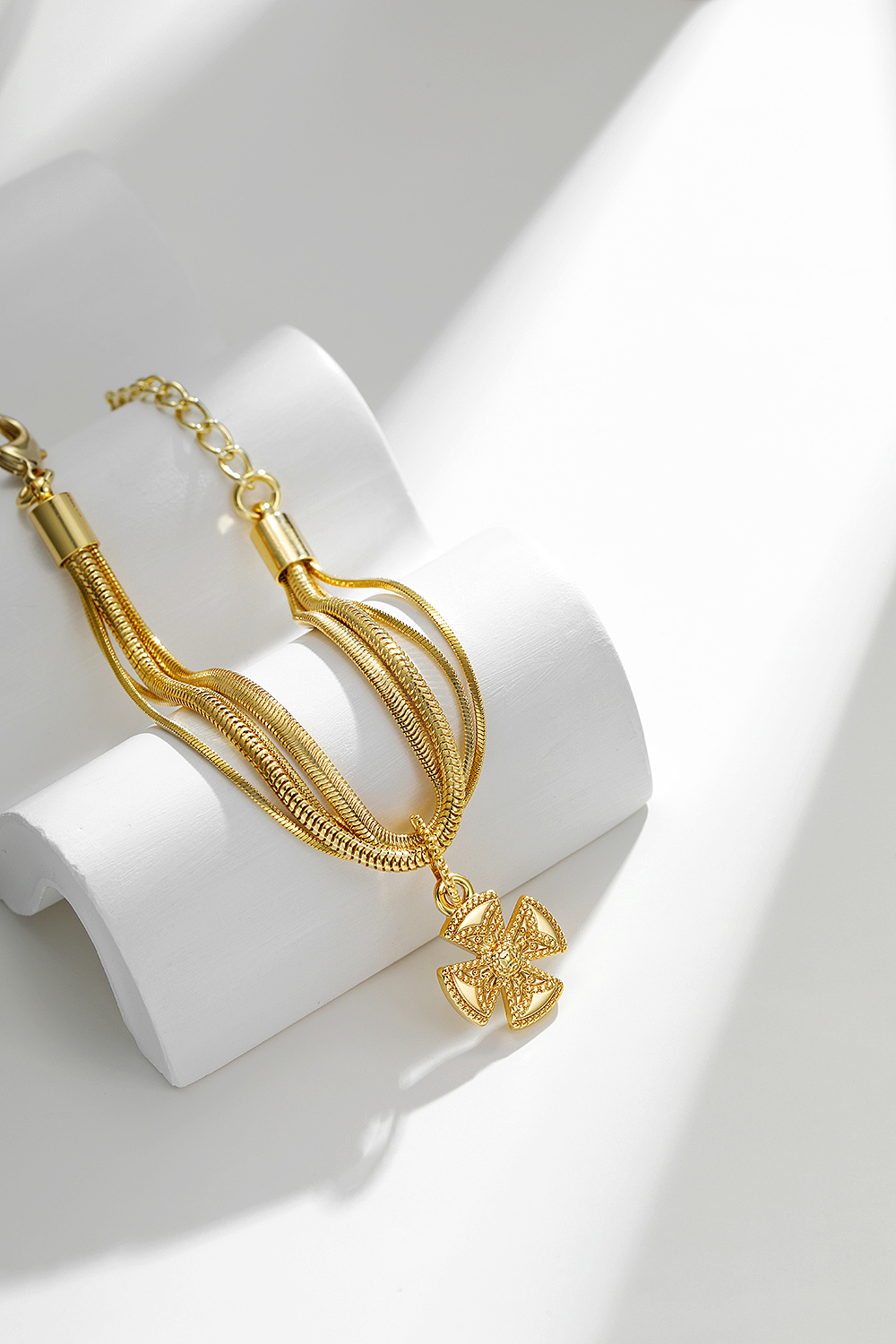 电商日常拍摄 简约场景 胸针 耳钉 项链 手链 戒指（图ZMjg1MzUzNjY0） - 产品摄影 - 站酷设计师广州小韩原创素材 - 站酷ZCOOL