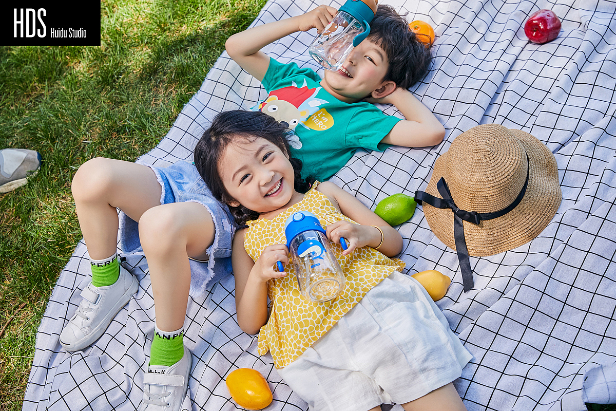 儿童水壶外景模特拍摄（图ZMTYxNDE4ODYw） - 人像摄影 - 站酷设计师HDS灰度电商原创素材 - 站酷ZCOOL