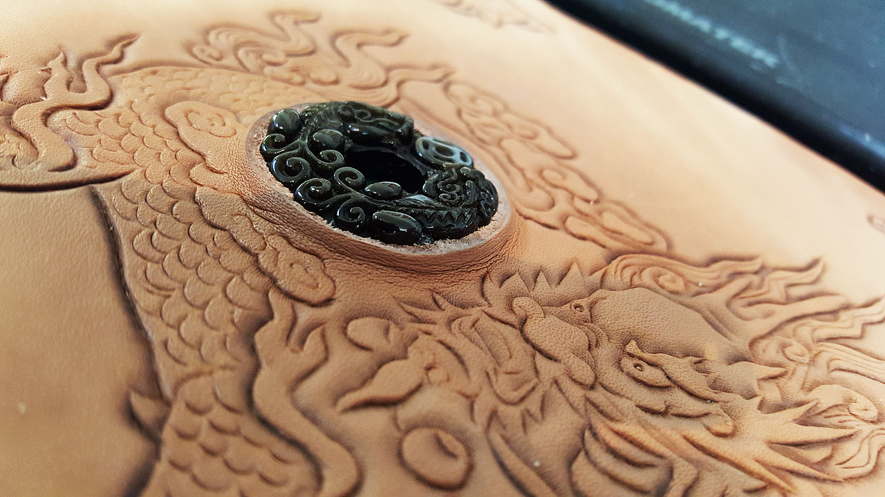 黑曜石镶嵌配雕花麒麟花纹专属定制头层牛皮笔记本